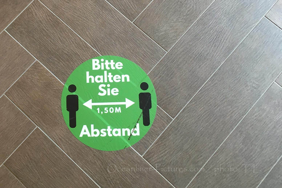 Abstands- Hinweis am Boden Foyer MS Andrea Abstands- Hinweis am Boden Foyer MS Andrea