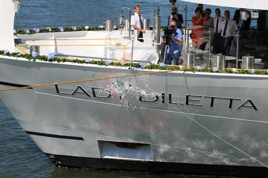 Champagnerflasche zerschellt am Bug Lady Diletta Taufe Champagnerflasche zerschellt am Bug Lady Diletta Taufe