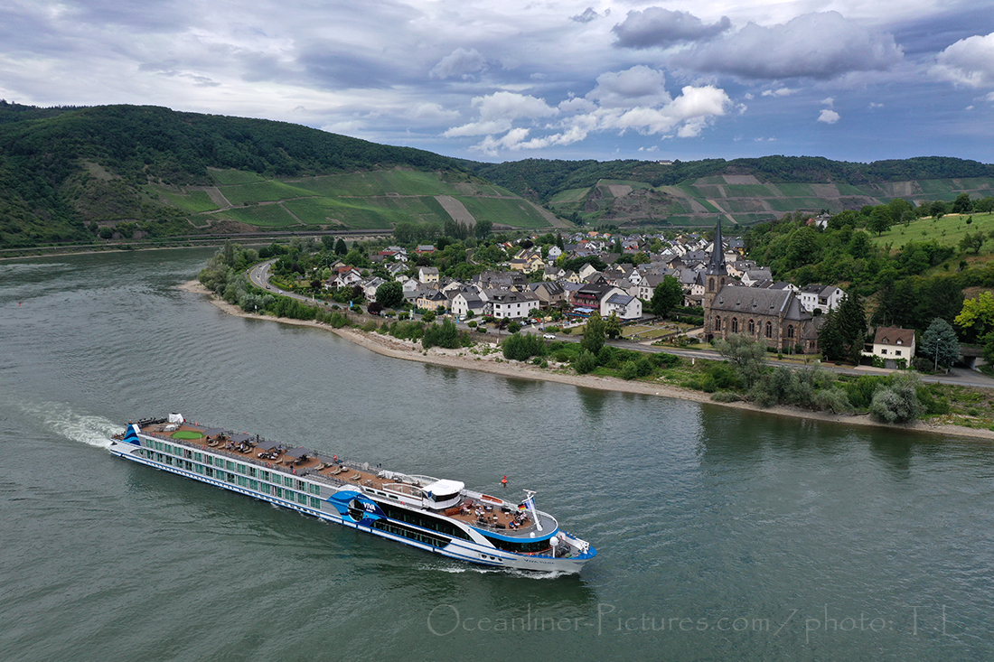 Flusskreuzfahrtschiff VIVA TIARA auf dem Rhein Flusskreuzfahrtschiff VIVA TIARA auf dem Rhein