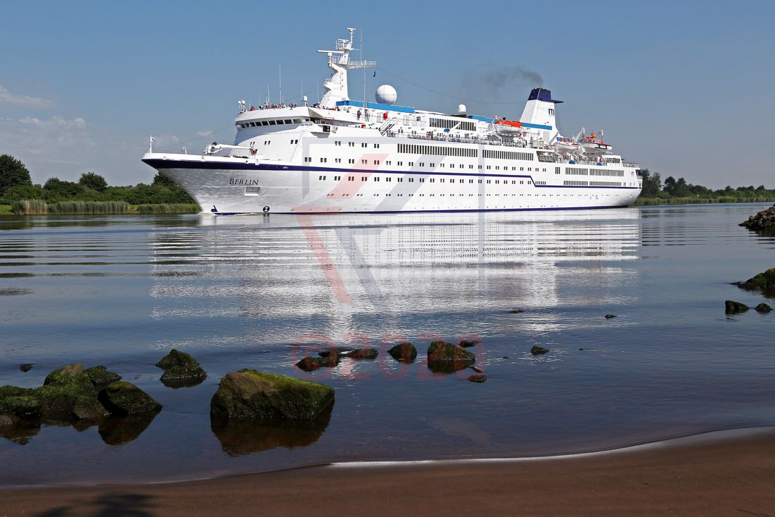 MS Berlin von FTI Cruises auf dem Nord-Ostsee-Kanal MS Berlin von FTI Cruises auf dem Nord-Ostsee-Kanal