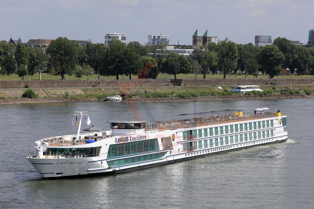 MS Lady Diletta vor der Taufe auf dem Rhein MS Lady Diletta vor der Taufe auf dem Rhein