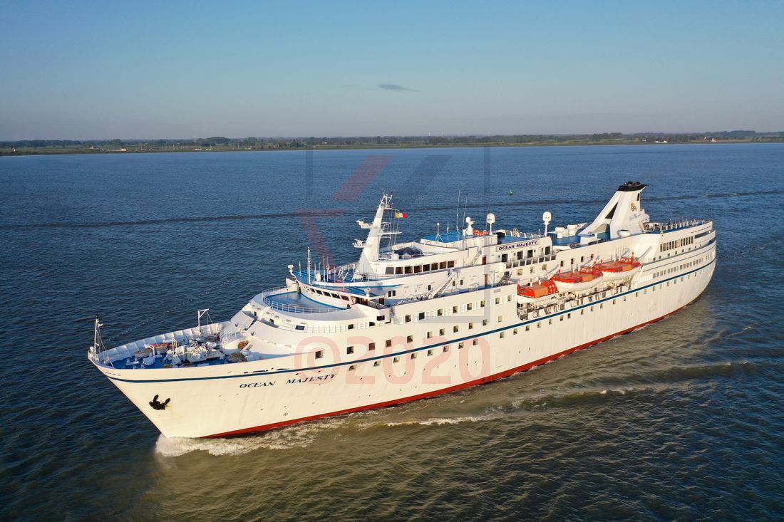 MS Ocean Majesty auf der Elbe in Richtung Hamburg MS Ocean Majesty auf der Elbe in Richtung Hamburg