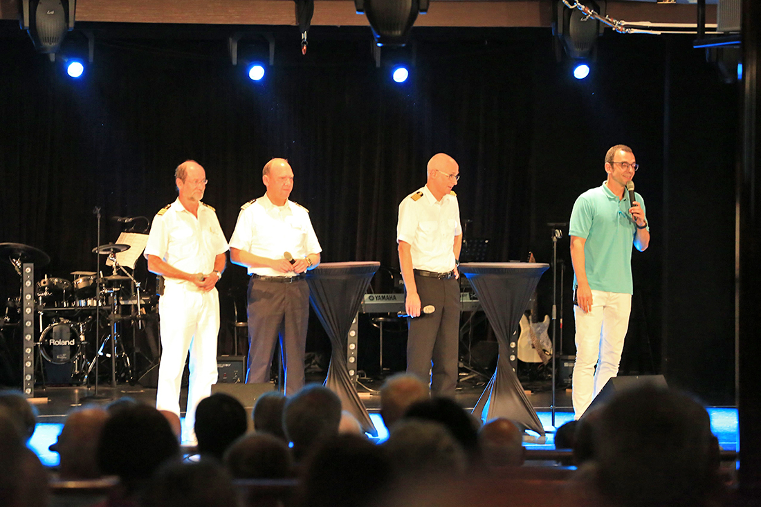 v.l.n.r: Schiffsarzt Winfried Koller, HM Andreas Vespermann, Kapitän Elmar Mühlebach, CD Christoph Schädel v.l.n.r: Schiffsarzt Winfried Koller, HM Andreas Vespermann, Kapitän Elmar Mühlebach, CD Christoph Schädel